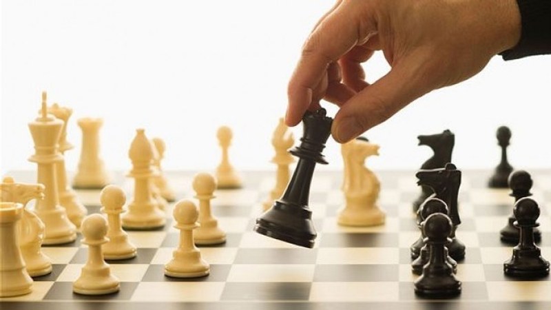 expert-playing-chess